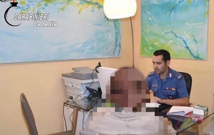 Ramacca: tenta di sfondare la porta di casa nonostante il divieto di avvicinamento, arrestato dai Carabinieri.