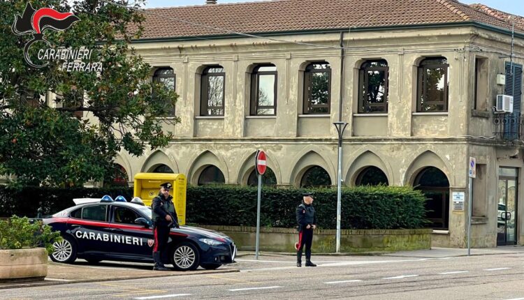 Riva del Po: tenta di scagliarsi contro un parente durante l’intervento dei Carabinieri, cittadino italiano aggredisce i militari e ne danneggia l’automezzo, venendo infine arrestato. 