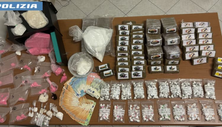 Roma: oltre 12 kg e mezzo di droga e 5640 euro sequestrati, la Polizia di Stato ha tratto in arresto due uomini perché gravemente indiziati del reato di detenzione ai fini di spaccio di sostanze stupefacenti.