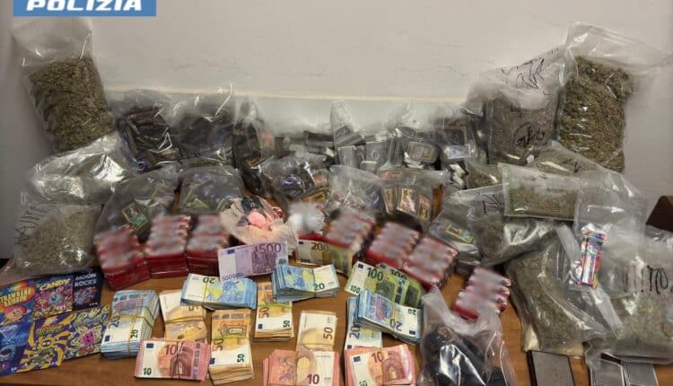 Roma, padre e figlio sorpresi con oltre 30 kg di droga e più di 50.000 euro in contanti. Arrestati dalla Polizia di Stato