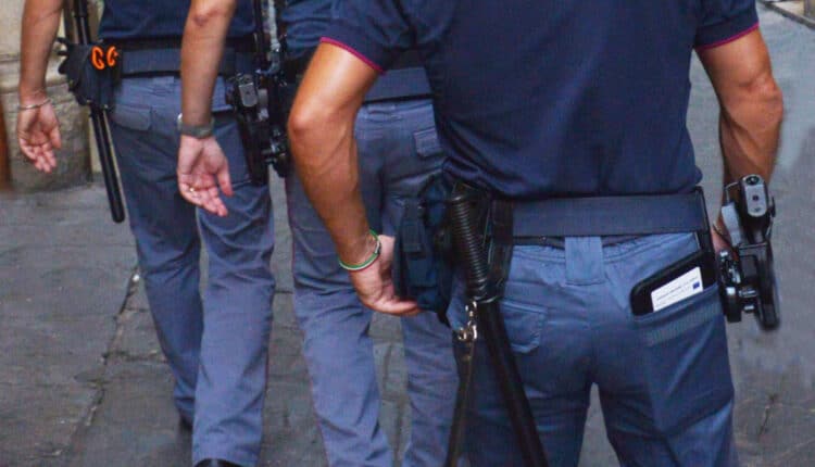 Genova: servizio anticrimine della Polizia di Stato, denunciato e sanzionato un giovane