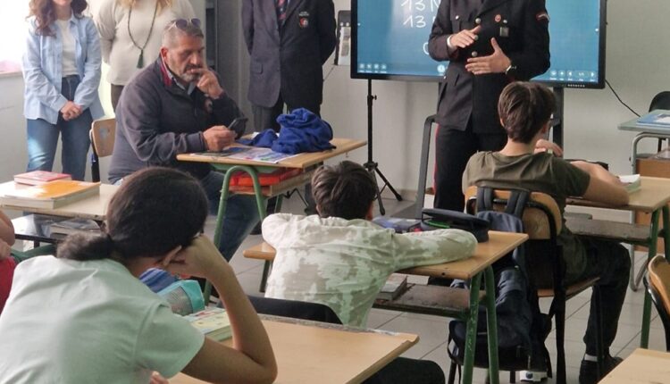 San Donato Val di Comino: i Carabinieri in servizio ed in congedo incontrano i giovani delle scuole.