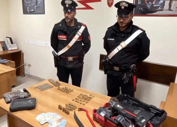 Latina: Furto aggravato, danneggiamento e ricettazione in concorso, resistenza a Pubblico Ufficiale