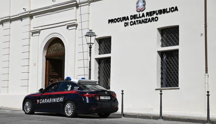 Sellia Marina: arrestato dai Carabinieri un 26enne catanzarese, in ordine al reato di estorsione aggravata in concorso.