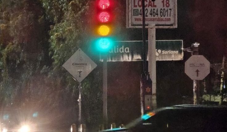 Modena: Ubriaco alla guida finisce contro semaforo, automobilista denunciato