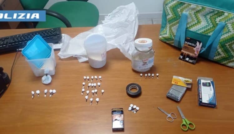 Taranto: riforniva di sostanza stupefacente titolare di un bar, arrestato dalla Polizia di Stato.