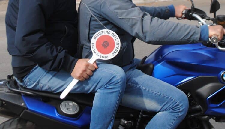 Taranto: spaccio di sostanze psicotrope e stupefacenti davanti una discoteca, quattro arresti ed una denuncia della Polizia di Stato.