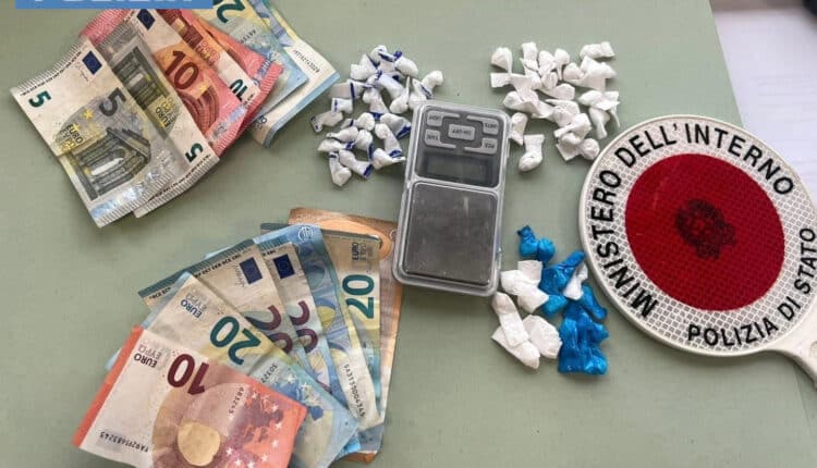 Tor Bella Monaca: due donne sorprese a cedere droga, quattro le persone gravemente indiziate dei reati di detenzione ai fini di spaccio di sostanze stupefacenti.