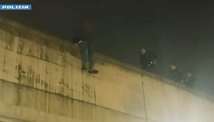 Torino: giovane salvato dalla Polizia di Stato, minacciava di gettarsi da un'altezza di dieci metri.