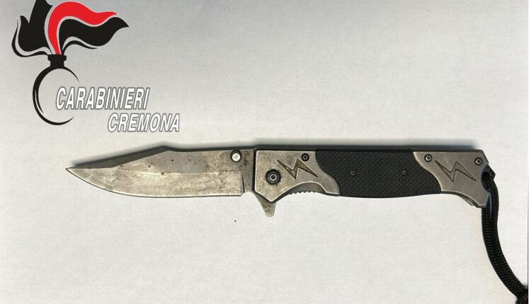 Vaiano Cremasco, va in giro con coltello a serramanico in tasca. Denunciato dai Carabinieri