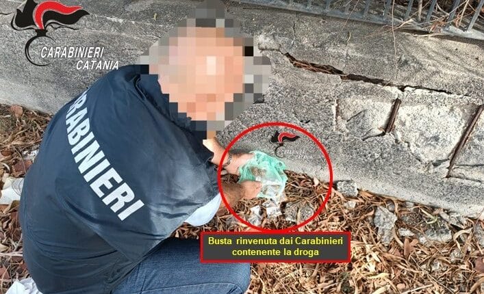 Via Capo Passero: scappa sui tetti e poi nasconde la droga, ma i Carabinieri lo stavano aspettando, arrestato un pusher 33enne.