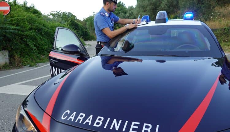 Villa Literno: aggredisce i genitori e armato di forbici li minaccia di morte, 34enne arrestato dai Carabinieri.