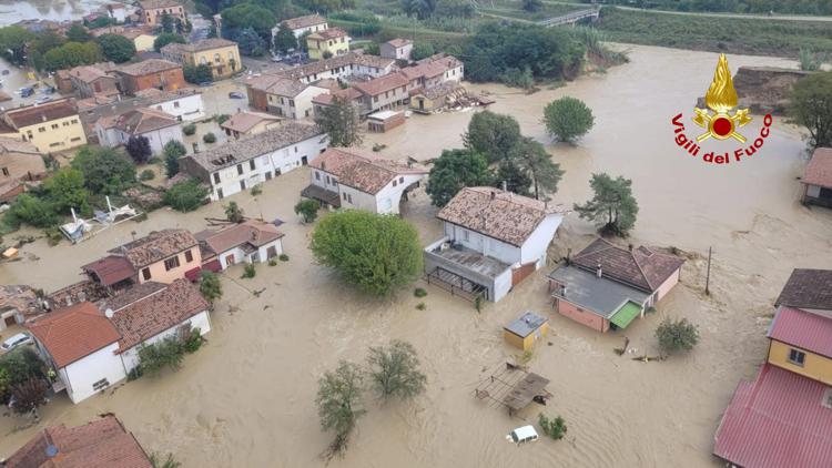 Alluvione in Emilia-Romagna: evacuazioni, vittime e danni ingenti. La Regione: stato di emergenza
