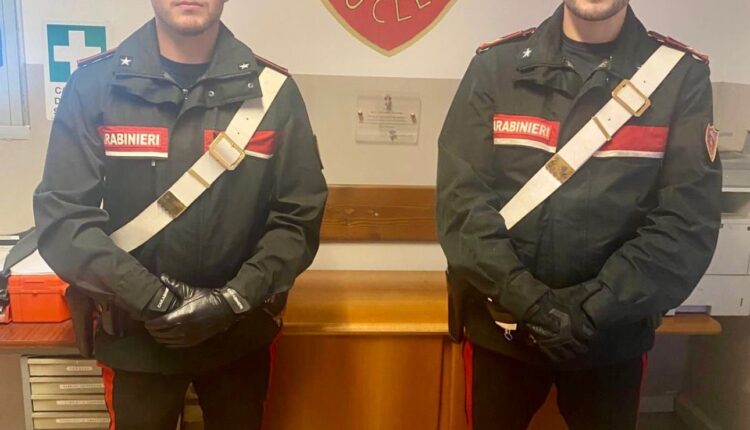 Castiglione dello Stiviere: Aggredisce fisicamente la madre anziana e minaccia i militari con lunghi coltelli, arrestato 50enne