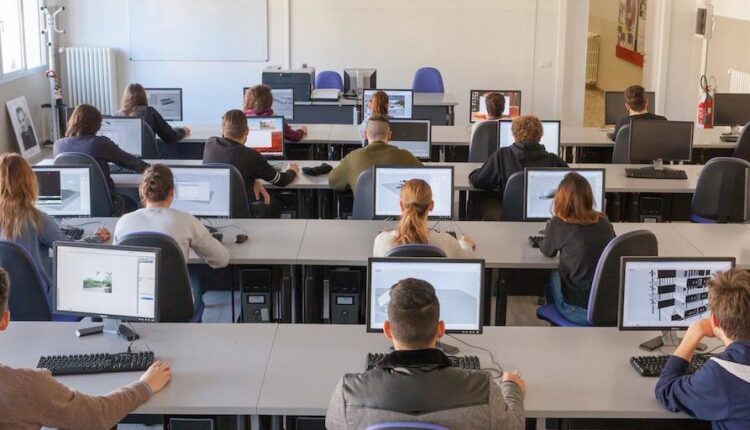 Modena, "YOU, Social media & AI": ciclo di incontri su social media e intelligenza artificiale