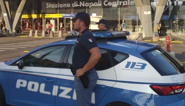Stazione di Napoli Centrale: tratto in arresto un 38enne dalla Polizia di Stato e controllate numerose persone