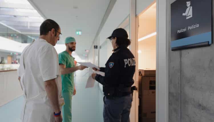 Bolzano: Giovane Ferito al Pronto Soccorso, Rissa tra Studenti delle Superiori con Mazze e Bastoni