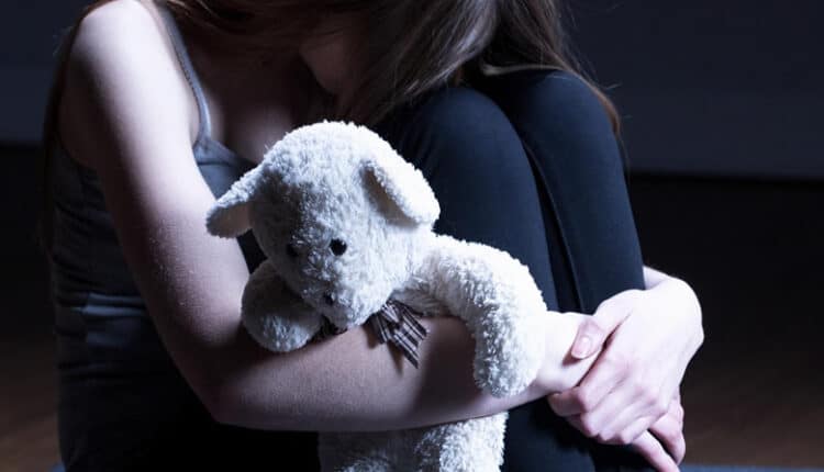 Dati preoccupanti in Italia: 19 reati su minori al giorno