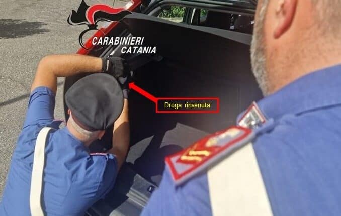 Randazzo: rischia un incidente per evitare il controllo dei Carabinieri e viene denunciata per droga