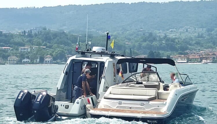 Como: Reparto Operativo Aeronavale della Guardia di Finanza soccorre una persona in difficoltà