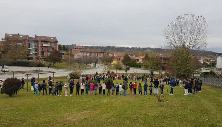 Asti: inaugurata la Panchina della Gentilezza nella Festa dell'Albero