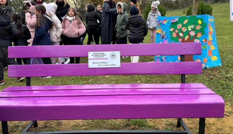 Asti: inaugurata la Panchina della Gentilezza nella Festa dell'Albero