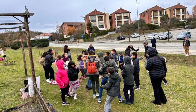 Asti: inaugurata la Panchina della Gentilezza nella Festa dell'Albero