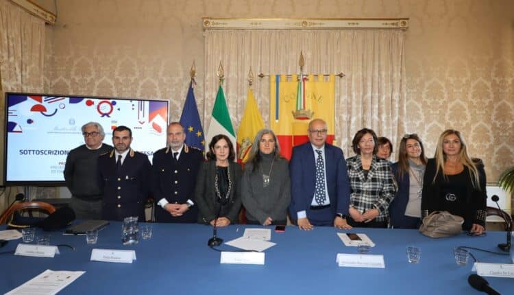 Napoli: firmato protocollo d'intesa del Progetto Pilota "Prevenzione dei reati commessi in rete ed emersione delle vittime della rete"