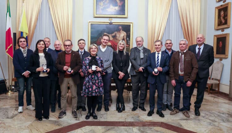 Modena, premiati i 15 nuovi Maestri del Lavoro 2024: onorificenza della Stella al Merito