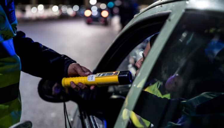Modena, denunciata automobilista 25enne: finisce contro un palo e rifiuta l'alcoltest