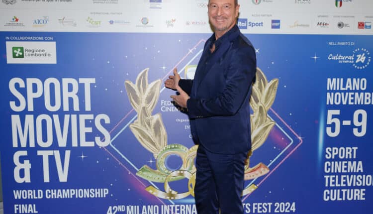 Milano, "Sport Movies & Tv": Amadeus, Ambrosini e Donadoni premiati a Palazzo Lombardia