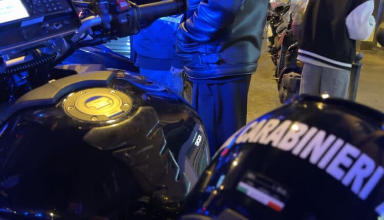Napoli, controlli tra i locali di Chiaia: armi e sanzioni in aumento