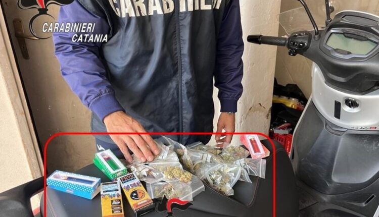 Catania: beccato pusher sullo scooter con diversi tipi di stupefacenti, arrestato dai Carabinieri.