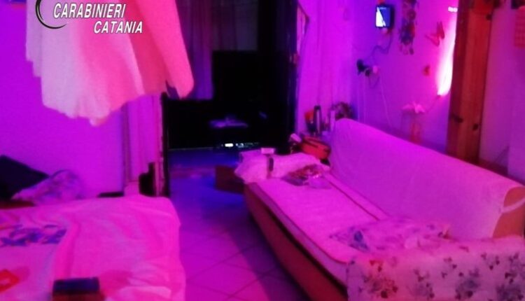 Catania, non riconosce i Carabinieri e gli offre il “menù della casa”. Denunciata “maitresse”
