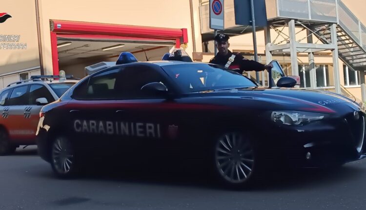Cento, ubriaco inveisce contro i volontari della cooperativa che lo ospita. All’arrivo dei Carabinieri e dei sanitari aggredisce i militari. Arrestato
