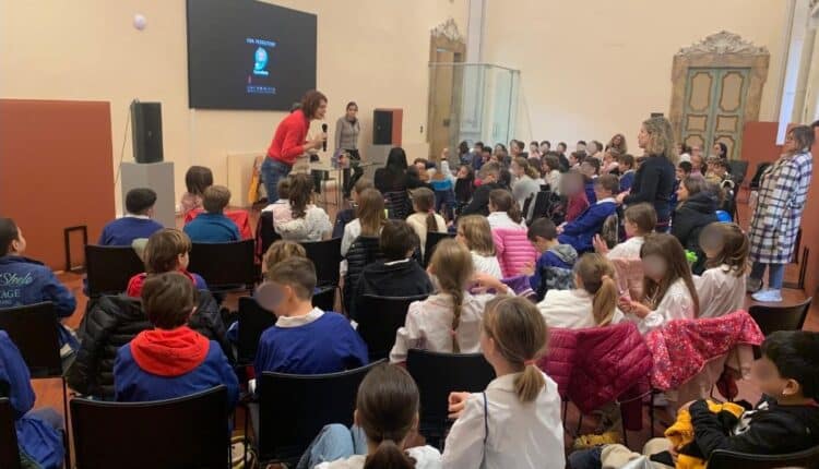 Pesaro, i 200 piccoli della Lubich e della Manzi scoprono “Nel mare ci sono i coccodrilli”: il cartone inclusivo