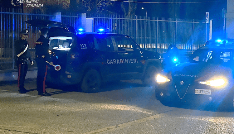 Comacchio: Tenta di scappare in bicicletta con un panetto di hashish, arrestato e multato 23enne per 1300 euro