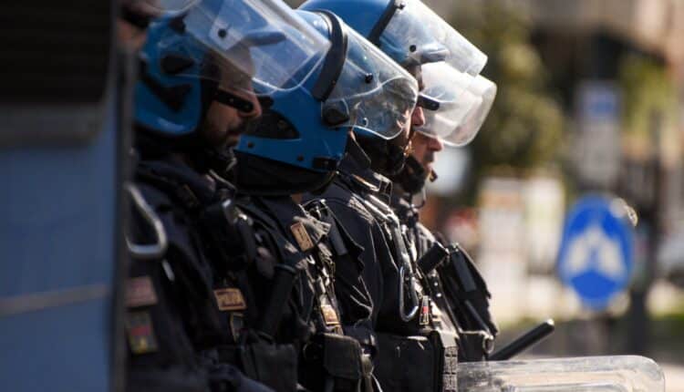 Como, 80 ultrà laziali giunti sul Lario privi del tagliando per accedere allo stadio. La Polizia di Stato gli impedisce di avvicinarsi all’impianto sportivo e poi li scorta fuori provincia