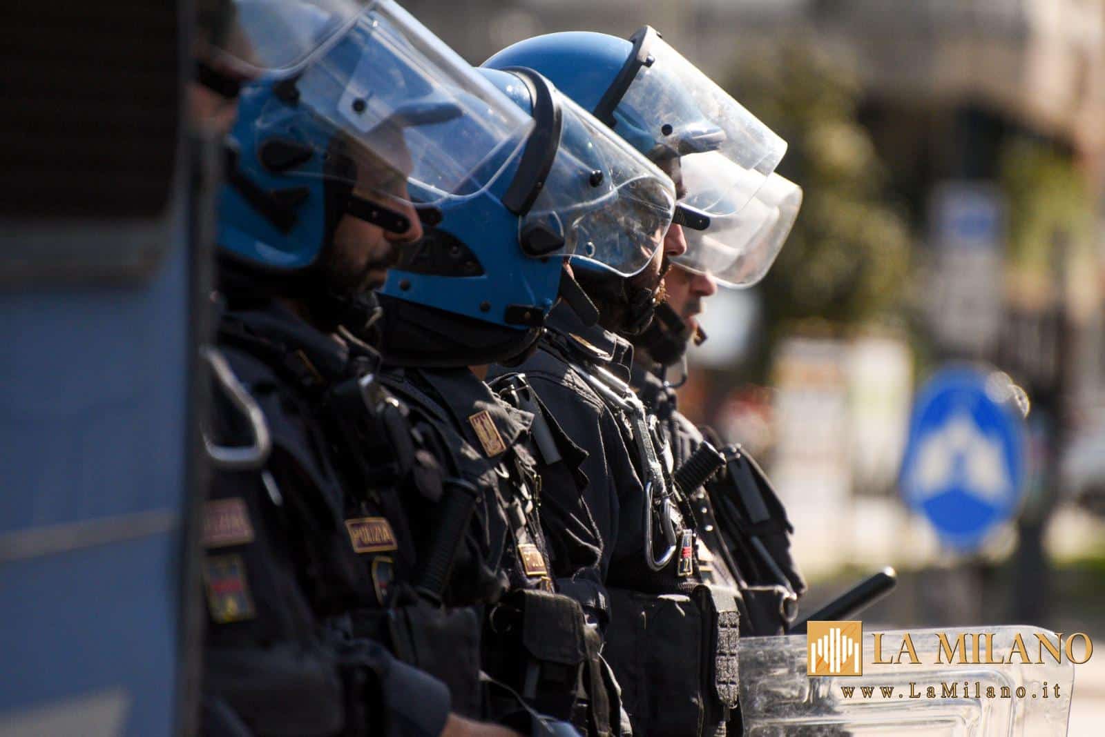 Como, 80 ultrà laziali giunti sul Lario privi del tagliando per accedere allo stadio. La Polizia di Stato gli impedisce di avvicinarsi all’impianto sportivo e poi li scorta fuori provincia