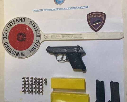 Crotone: le volanti sequestrano nel centro storico una pistola e stupefacente, una denuncia.