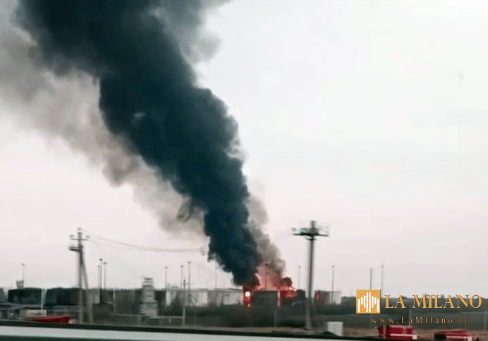 Deposito di petrolio Atlas in fiamme, regione di Rostov, Russia