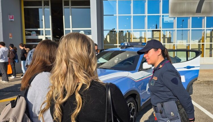 La Polizia di Stato a Pordenone: giovani, lavoro e legalità alla Fiera "Punto di Incontro"