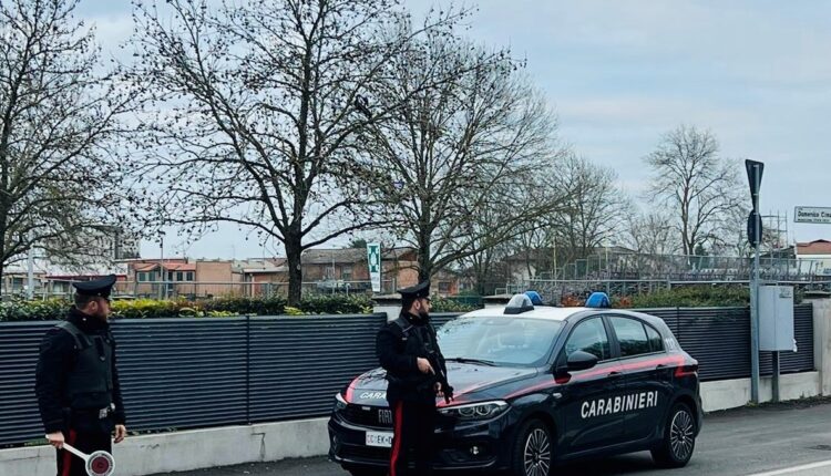 Ferrara: si intrufola in un’auto parcheggiata, arrestato 19enne per tentato furto