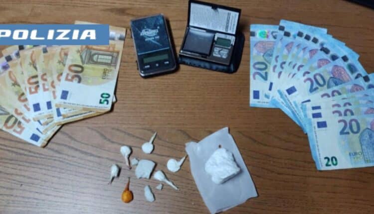 Forio d'Ischia: sorpreso con la droga, la Polizia di Stato trae in arresto un 26enne.