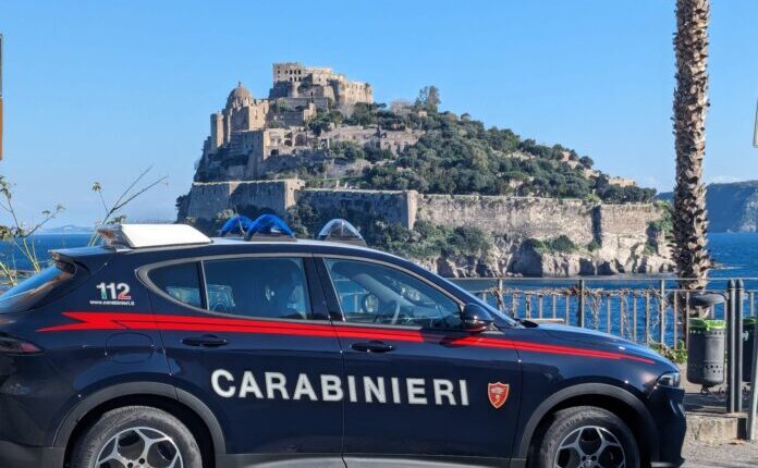 Forio di Ischia: entra in casa, ruba il denaro e aggredisce la ex e il suo attuale compagno, Carabinieri arrestano 39enne.
