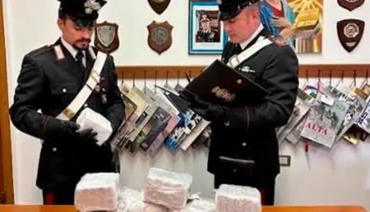 Forlì: in casa detenevano hashish, cocaina oltre a materiale per il loro confezionamento, arrestati dai carabinieri un 49enne ed un 51enne.