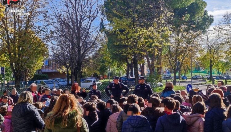 Forlì-Cesena: Per la "Giornata Nazionale dell’Albero" la Forestale coinvolge gli alunni romagnoli con diverse iniziative