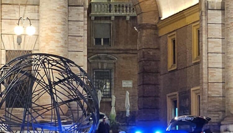 Macerata: Tentano di rubare una piccola cassa acustica per poi accoltellare il proprietario, arrestati due 25enni