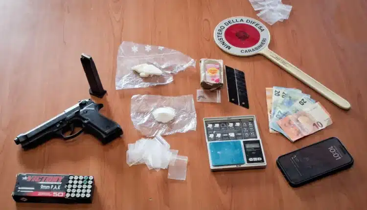 Frosinone: arrestato un 18 enne cittadino albanese trovato in possesso di 84 grammi di hashish, 8 grammi di cocaina e 17,70 grammi di crack.