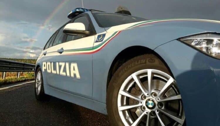 La truffa, evoluzione di quella dello "specchietto", consiste nel lancio di un oggetto contro il veicolo della vittima, la quale una volta scesa, viene distratta e qui entra in gioco il complice che con della carta vetrata procura un'abrasione sull'autovettura della malcapitata. I due soggetti accusavano la donna di aver provocato un danno sulla loro fiancata sinistra indicando un'abrasione sul fianco destro della vettura da lei condotta e chiedevano un risarcimento immediato di 1700€. Fortunatamente sul posto interveniva la Polizia di Stato che ne riscontrava l'incongruenza facendo emergere un chiaro tentativo di truffa nei confronti della donna. #cronaca #Lazio #Frosinone #PoliziadiStato #truffa #denuncia #finto #incidente